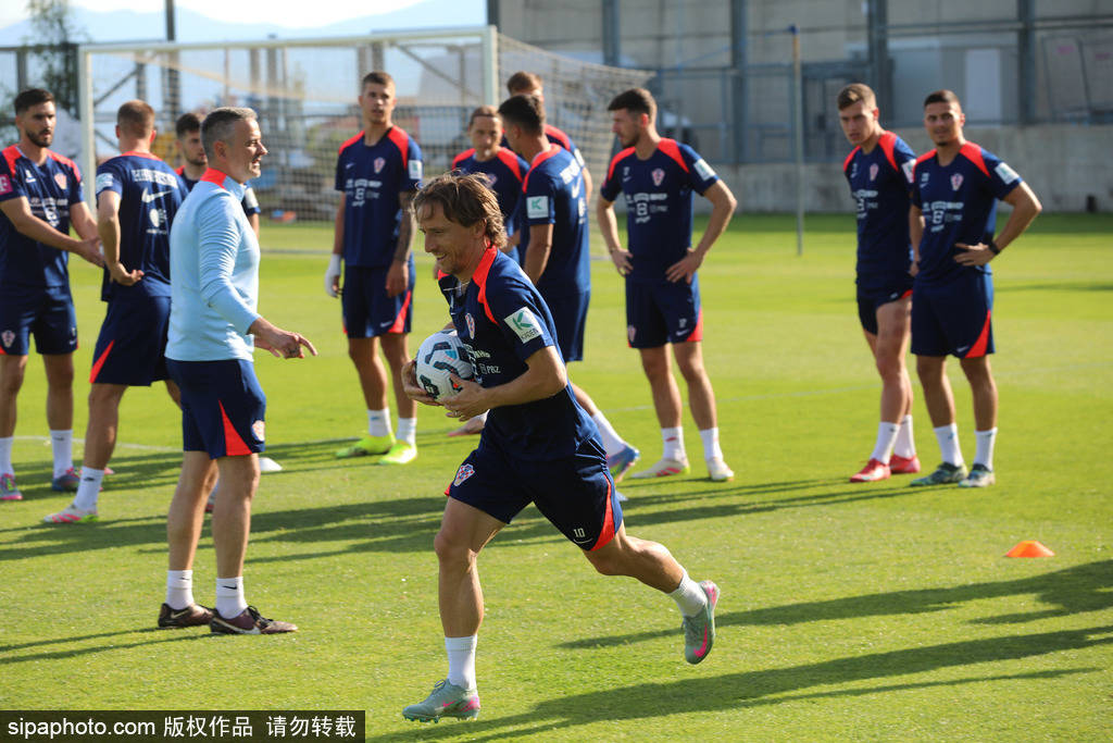 震撼！魔笛莫德里奇告别皇马加盟AC米兰：40岁传奇开启意甲新征程