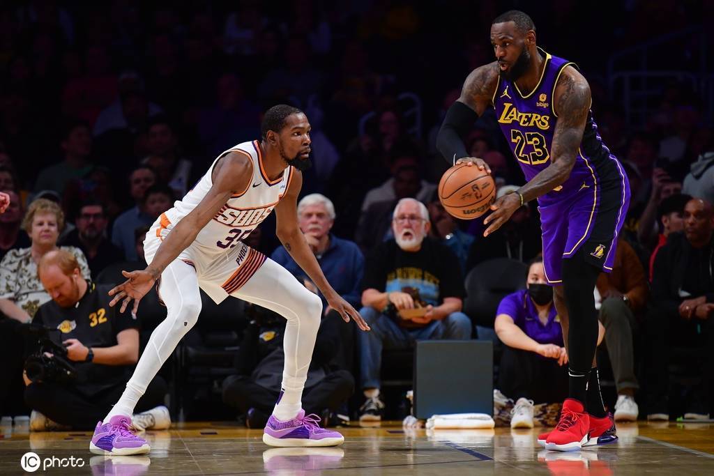 小里弗斯:詹姆斯进攻武器库还不到杜兰特一半